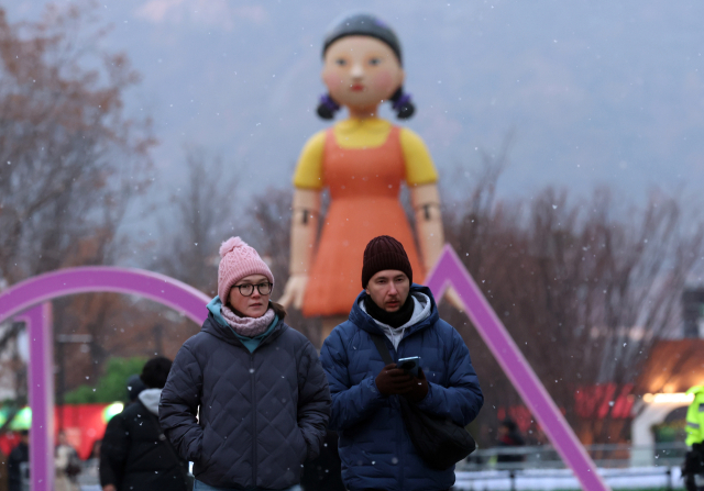 지난 16일 오후 서울 지역에 눈이 내려 광화문광장에서 외국인 관광객들이 한국의 겨울을 만끽하고 있다. 뉴스1