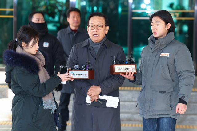 ‘12·3 비상계엄 사태’로 수사와 탄핵심판을 받게 된 윤석열 대통령의 변호인단 구성에 참여한 석동현 변호사가 19일 서울 서초구 서울고등검찰청 앞에서 입장을 표명하고 있다. 연합뉴스