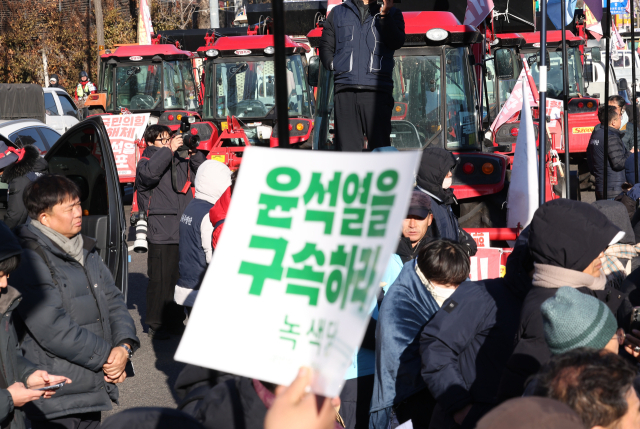 전국농민회총연맹 전봉준 투쟁단이 윤석열 대통령 구속 등을 촉구하며 트랙터 상경 시위에 나섰다가 20시간 이상 대치를 이어간 22일 서울 서초구 남태령 인근에서 트랙터들이 멈춰 서 있다. 연합뉴스