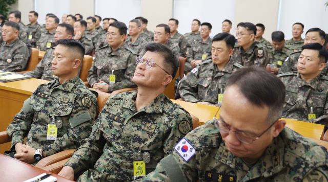 이달 10일 국회 국방위원회 전체회의에서 이상현 1공수여단장을 비롯한 군 장성들이 계엄 당시 군에 대한 질타가 이어지자 침통한 표정을 짓고 있다. 연합뉴스