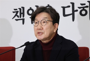 與 "내란공범 현수막은 되고 李 비판은 왜 안되나"