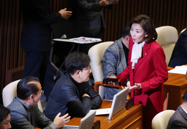 나경원 국민의힘 의원이 10일 오후 국회 본회의장에서 동료 의원들과 대화하고 있다. 연합뉴스