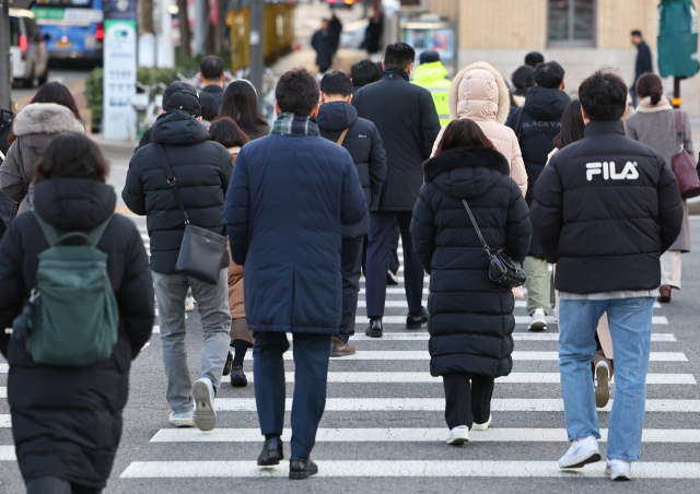 서울 아침 기온이 영하 3도까지 떨어진 16일 오전 서울 종로구 광화문네거리에서 외투를 입은 시민들이 길을 건너고 있다.연합뉴스