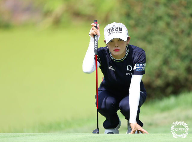 그린을 파악하고 있는 현세린. 사진 제공=KLPGA