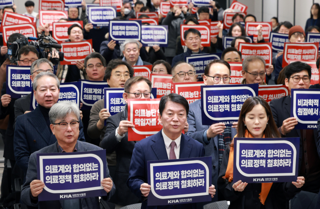 22일 오후 서울 용산구 의협회관에서 열린 전국의사대표자대회에서 강대식 의협 회장 직무대행(왼쪽부터), 국민의힘 안철수 의원, 개혁신당 이주영 정책위의장 등을 비롯한 참석자들이 피켓을 들고 구호를 외치고 있다. 연합뉴스