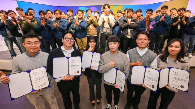 현대모비스가 19일 경기도 용인에 위치한 기술연구소에서 개최한 ‘2024 엠필즈 페스타’에서 혁신적인 아이디어로 선정돼 상을 받은 수상자들이 기념 촬영을 하고 있다. 사진 제공=현대모비스