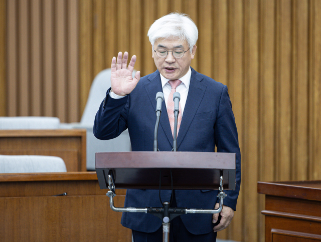 마은혁 헌법재판소 재판관 후보자가 23일 서울 여의도 국회에서 열린 헌법재판소 재판관 선출안 심사를 위한 인사청문회에서 증인선서를 하고 있다. 뉴스1