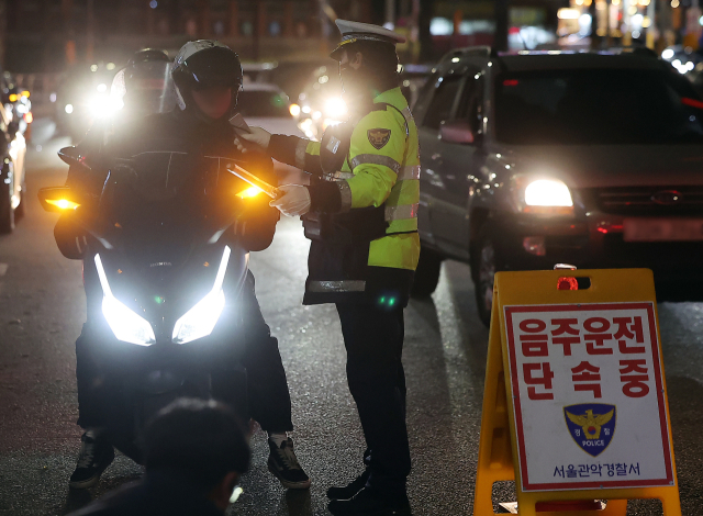 관악경찰서 교통안전계 경찰이 이달 3일 밤 서울 관악구의 한 도로에서 연말연시 음주·약물운전 특별단속을 하고 있다. 뉴스1