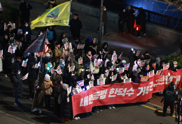 20일 오후 서울 종로구 경복궁 동십자각 인근에서 '윤석열즉각퇴진·사회대개혁 비상행동'이 연 '내란공범 한덕수 거부권 긴급 규탄대회'에서 참가자들이 한덕수 대통령 권한대행 국무총리의 재의요구권(거부권) 행사를 규탄하며 삼청동 총리공관 방향으로 행진을 준비하고 있다. 연합뉴스