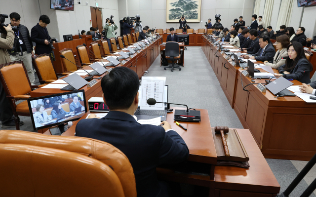 19일 오전 열린 국회 운영위원회 전체회의가 국민의힘 소속 위원들과 대통령실 관계자들의 불참속에 진행되고 있다. 연합뉴스