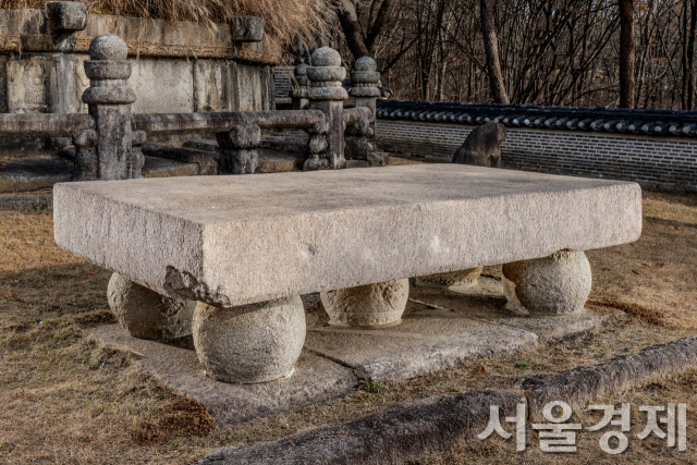 보존 처리 및 복원 후의 건원릉 혼유석과 고석 모습. 사진 제공=국가유산청