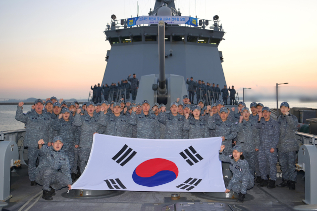 천안함 승조원들이 '해군 포술 최우수 전투함' 선발을 기념하며 천안함 함수에서 파이팅을 외치고 있다. /사진제공=해군