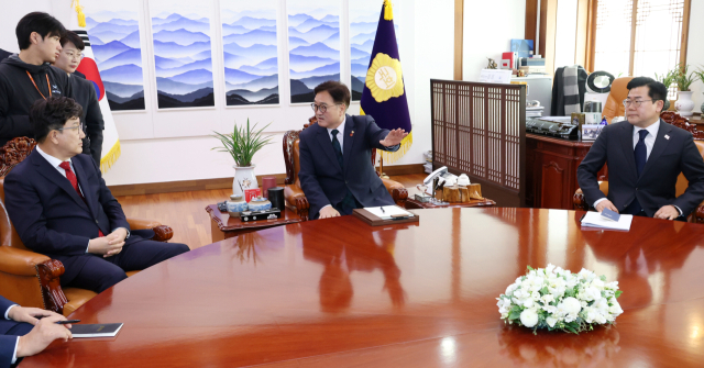 우원식 국회의장이 23일 오전 서울 여의도 국회에서 여야 원내대표들과 회동하고 있다. 연합뉴스