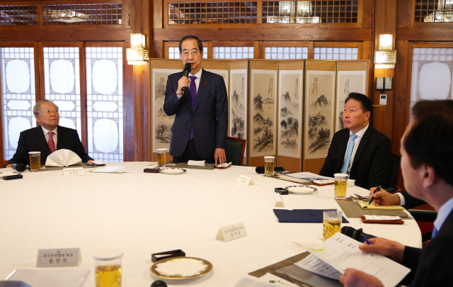 한덕수 대통령 권한대행 국무총리가 23일 국무총리 서울공관에서 열린 경제단체 오찬 간담회에서 발언하고 있다. 연합뉴스