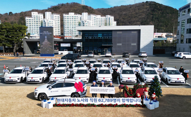 현대차 노사는 23일 울산공장에서 저소득층 보육환경 개선을 위해 15억 원 규모의 특별 사회공헌기금을 아동복지기관인 초록우산에 기금을 전달했다. 이날 행사에는 이동석 현대차 대표이사, 문용문 금속노조 현대차지부장 등 노사 대표를 비롯해 황영기 초록우산 회장 등 관계자 30여 명이 참석해 전달식을 마치고 기념촬영을 하고 있다. 사진제공=현대자동차