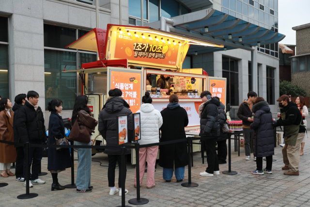 삼양식품 성북구 하월곡동 본사 임직원들이 푸드트럭에서 빵 등을 수령하고 있다. 사진 제공=삼양라운드스퀘어