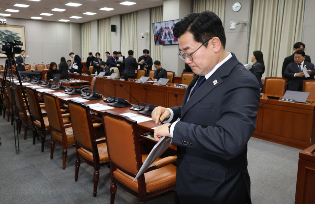 23일 오후 국회에서 열린 운영위원회 전체회의에서 더불어민주당 소속 박찬대 위원장이 회의를 산회한 후 이동하고 있다. 연합뉴스