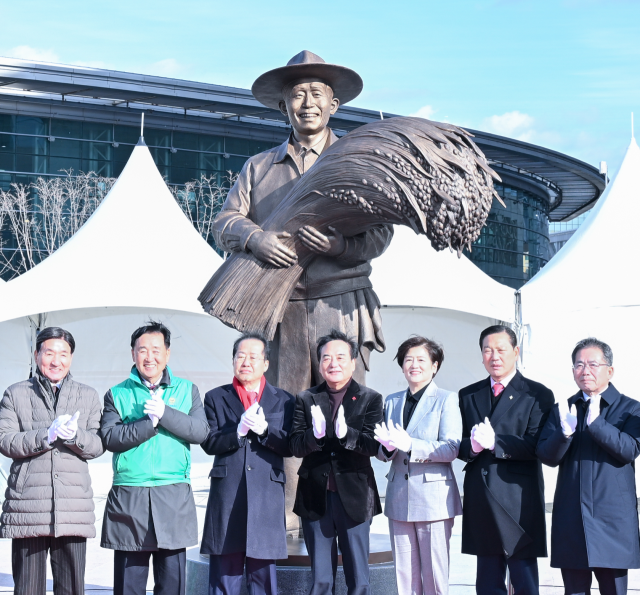 홍준표(왼쪽 세번째) 대구시장 등이 참석한 가운데 23일 동대구역 광장에서 박정희 전 대통령 동상 제막식이 열렸다. 사진제공=대구시