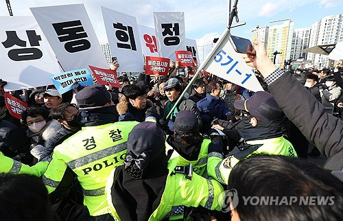 박정희 동상 설치에 반대하는 시민단체 회원들이 경찰과 대치하고 있다. 연합뉴스