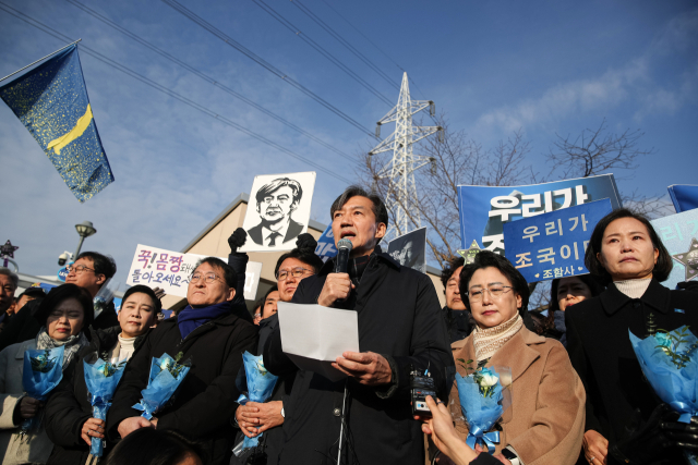 자녀 입시 비리와 청와대 감찰 무마 혐의로 대법원으로부터 징역 2년 실형을 확정 받은 조국 전 조국혁신당 대표가 16일 오전 경기도 의왕시 서울 구치소로 수감되기 전 입장을 밝히고 있다. 뉴스1