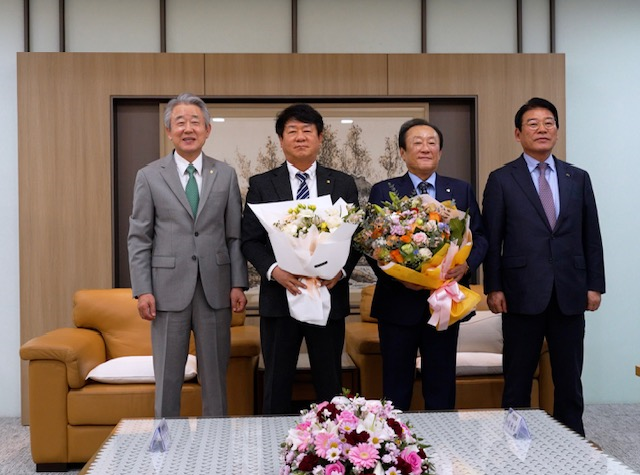 강호동(왼쪽부터) 농협중앙회 회장, 김윤식 신협중앙회 회장, 김인 새마을금고중앙회 회장, 최창호 산림조합중앙회 회장이 20일 서울 서대문구 농협중앙회본사에서 열린 ‘2024년 제3차 한국협동조합협의회 회장단 회의’에 참석해 기념 촬영을 하고 있다. 사진 제공=새마을금고중앙회