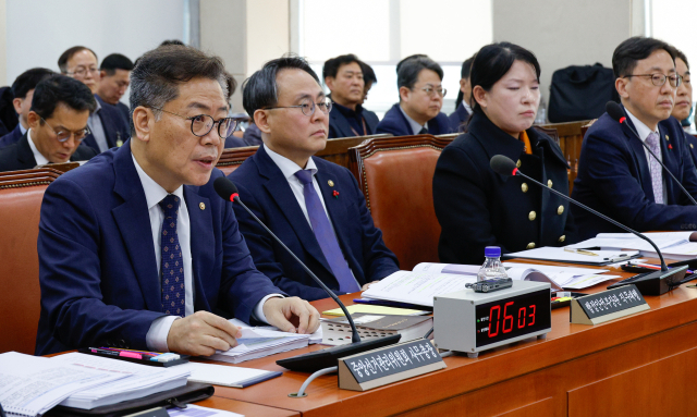 김용빈 중앙선거관리위원회 사무총장이 23일 서울 여의도 국회에서 열린 행정안전위원회 전체회의에서 의원 질의에 답하고 있다. 뉴스1