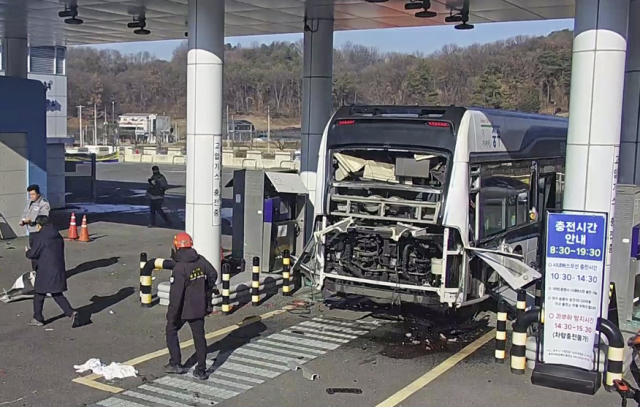 23일 오전 충북 충주시 목행동 수소충전소에서 일어난 폭발사고 현장 모습. 사진 제공=충북소방본부