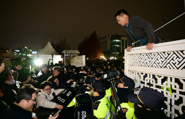 비상계엄이 선포된 지난 3일 밤 국회 앞에서 시민들과 경찰이 대치하고 있다. /서울경제DB