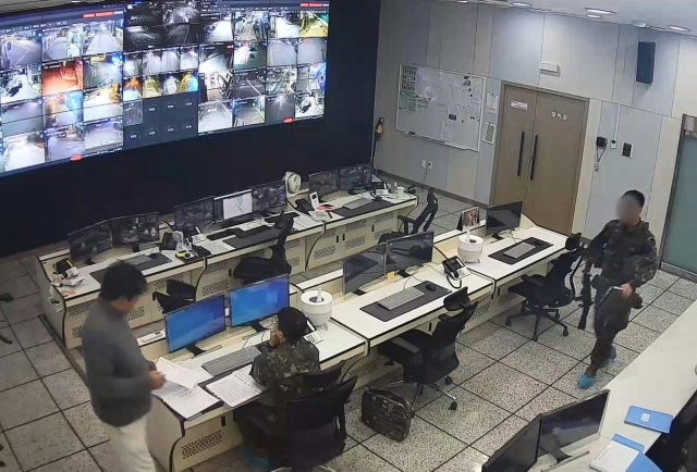 지난 4일 양구군청 CCTV 관제센터에 출입한 군인. 사진 제공=더불어민주당 허영 의원실