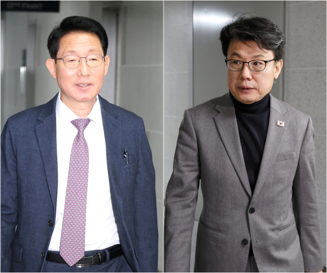 김상훈(왼쪽) 국민의힘 정책위의장과 진성준 더불어민주당 정책위의장이 24일 오전 서울 여의도 국회 의원회관에서 여야 합의로 처리할 민생법안을 논의하기 위해 각각 이동하고 있다. 연합뉴스