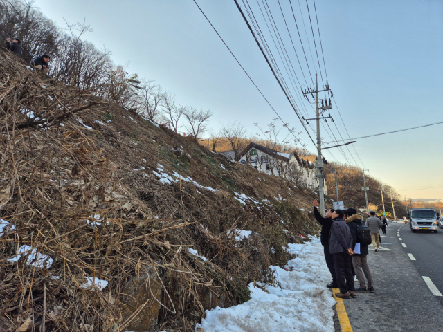 지난 4일 산업통상자원부 광업조정위원회 관계자가 수지구 죽전동 채석장 대상지 현장을 방문해 현황을 살펴보고 있다. 사진 제공 = 용인시