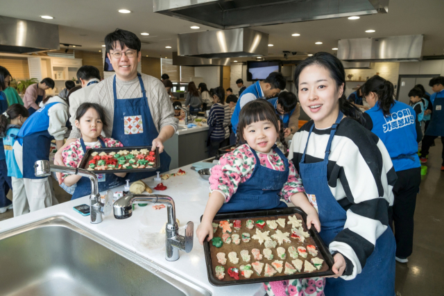 이달 21일 우리가족봉사단이 염리종합사회복지관을 방문해 아이들과 쿠키를 만들고 있다. 사진 제공=우리은행