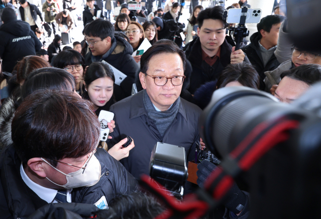 12·3 비상계엄 사태'로 수사와 탄핵심판을 받게 된 윤석열 대통령의 변호인단 구성에 참여한 석동현 변호사가 19일 오후 서울 서초구 서울고등검찰청 앞에서 취재진에게 둘러싸여 있다. 연합뉴스