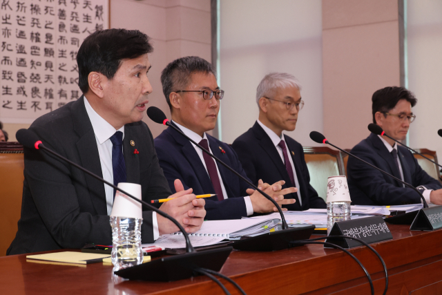 24일 국회 법사위에 출석해 답변하고 있는 김선호 국방장관 직무대행. /연합뉴스