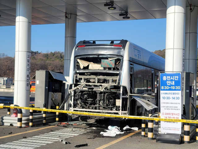 충북 충주시 목행동 수소충전소에서 23일 시내버스가 폭발하는 사고가 발생한 모습. 사진 제공=충주시