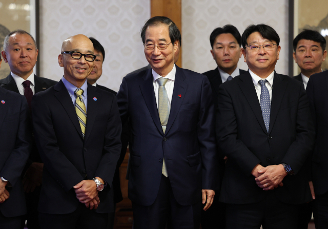 한덕수(가운데) 대통령 권한대행이 24일 서울 삼청동 총리 공관에서 열린 ‘서울재팬클럽(SJC) 오찬 간담회’에서 이구치 카즈히로 SJC 이사장 등 참석자와 기념촬영을 하고 있다. 연합뉴스