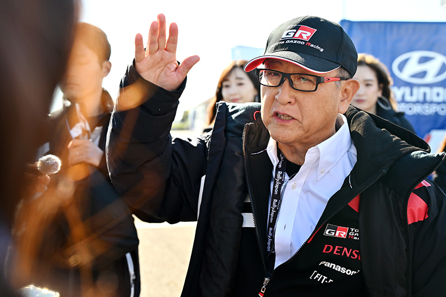 한국 기자들과 즉석 인터뷰에 나선 토요타 아키오 회장. 사진 토요타 공동취재단