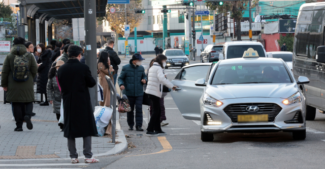 지난 5일 서울역에서 시민들이 택시를 기다리고 있다. 연합뉴스