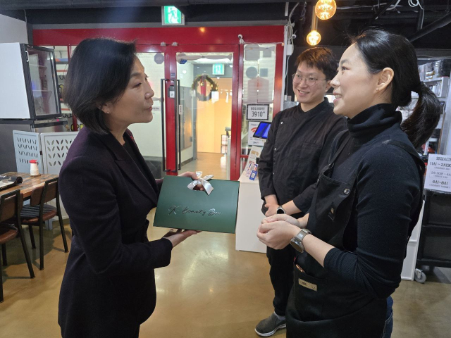 오영주 중소벤처기업부 장관이 23일 서울 영등포구에 위치한 소상공인시장진흥공단 정책자금 상환연장제도 수혜기업 '즉떡 112'를 다시 방문해 김지환 대표와 인사하고 있다. /사진제공=중소벤처기업부 제공