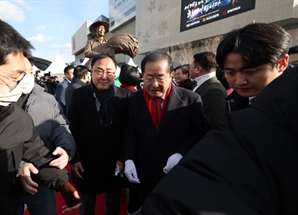 박정희 동상 놓고 대구시-노조 충돌…새공무원노조 "불침번 근무 철회하라"