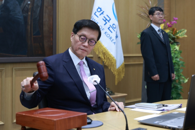 이창용 한국은행 총재가 10월 11일 서울 중구 한국은행 본관에서 열린 금융통화위원회에서 의사봉을 두드리고 있다. 사진제공=공동취재단