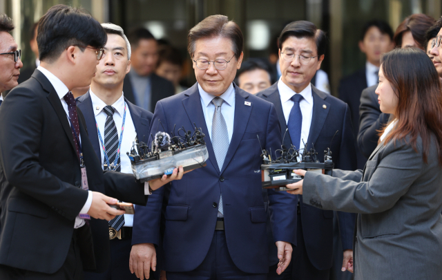 이재명 더불어민주당 대표가 지난달 15일 오후 서울 서초구 서울중앙지법에서 열린 공직선거법 위반 혐의 관련 1심 선고 공판을 마친 뒤 법원 청사를 나서고 있다. 연합뉴스