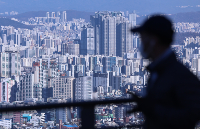 서울 남산에서 바라본 아파트 단지. 뉴스1