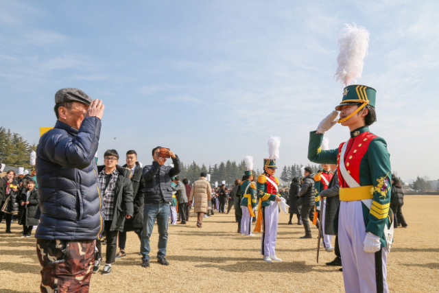 육군3사관학교 입학식에서 한 여생도가 친할아버지에게 경례하고 있다. 사진 제공=육군