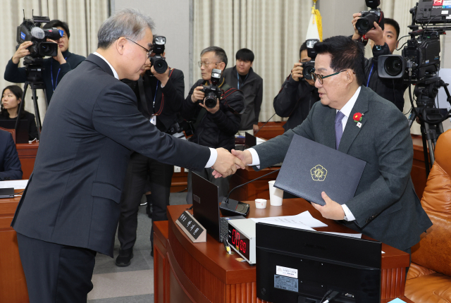 24일 국회에서 열린 인사청문회에서 조한창 헌법재판소 재판관 후보자로부터 선서문을 받고 있는 박지원(오른쪽) 더불어민주당 의원. 오승현 기자