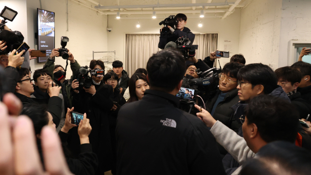 26일 서울 서초구 한국컨퍼런스센터에서 김용현 전 국방부 장관 변호인단이 기자회견을 연 가운데 주최 측에서 특정 언론들의 출입을 막자 해당 취재진이 항의하고 있다. 연합뉴스