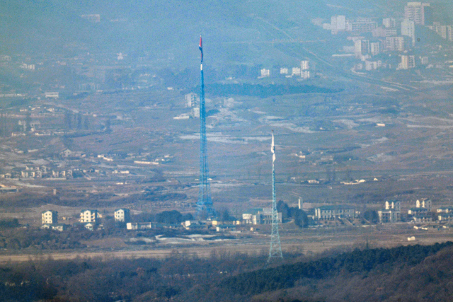 경기도 파주시 접경 지역에서 바라본 서부전선 비무장지대(DMZ)에서 남측 대성동 마을 태극기와 북측 기정동 마을 인공기가 마주보고 있다. 연합뉴스