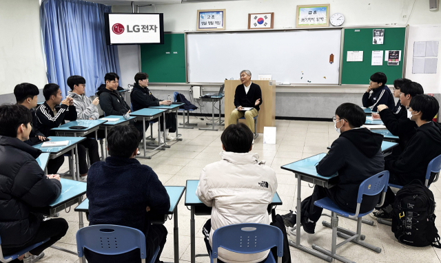 11월 LG전자 임직원들이 경남 창원의 창원기계공업고등학교 학생들과 진로 멘토링을 진행하고 있다. 사진제공=LG전자