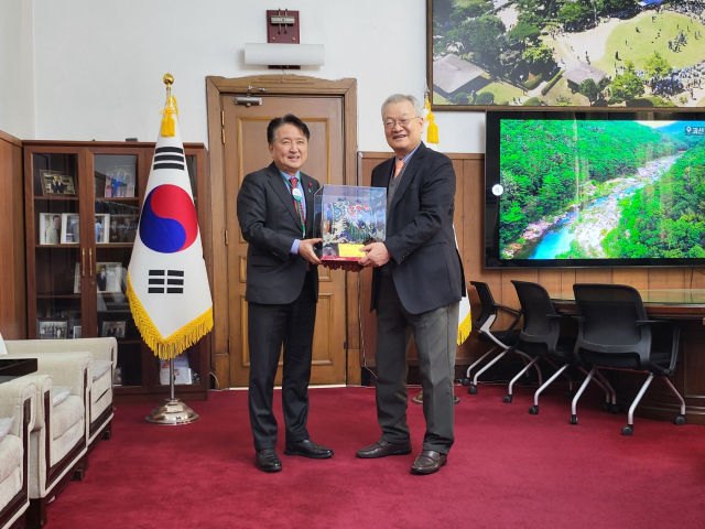 26일 충북도청에서 김영환(왼쪽) 도지사가 윤영달 크라운해태제과 회장을 내년도 영동세계국악엑스포 공동조직위원장으로 위촉하고 있다. 사진 제공=크라운해태