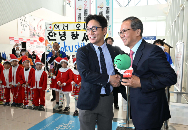 26일 오후 일본 도쿠시마공항에서 열린 ‘이스타항공 도쿠시마 첫 취항’ 기념 행사에서 조중석 이스타항공 대표이사(오른쪽)와 고토다 마사즈미 도쿠시마 현지사(왼쪽)가 인사를 하고 있다. 이스타항공이 국내 최초로 단독 취항하는 인천-도쿠시마 노선은 주 3회(화, 목, 토) 운항한다. 도쿠시마=권욱 기자 2024.12.26